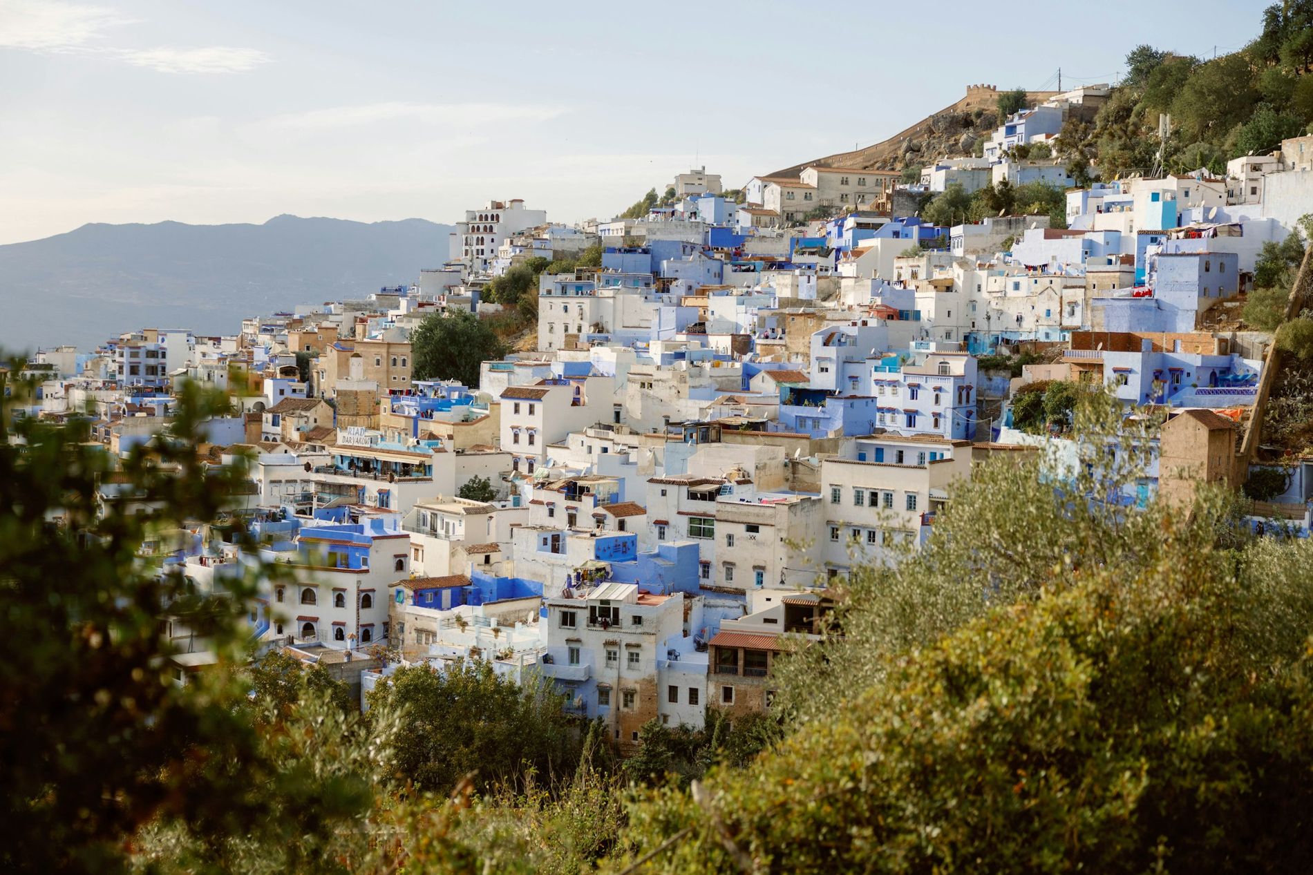 Maisons blanches et bleues sur une colline, Chefchaouen